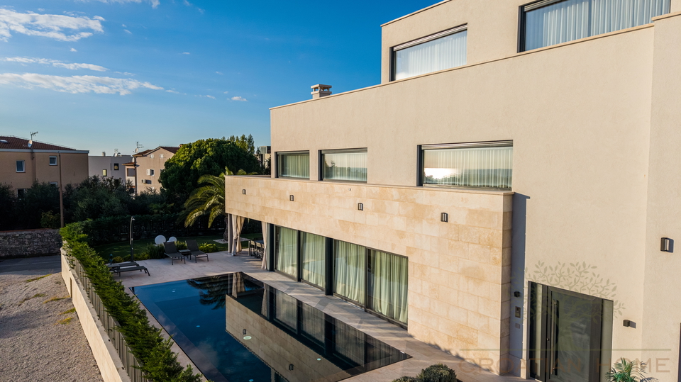 Selten auf dem Markt - luxuri&odblac;se Designer-Villa in Meeresn&auml;he mit Meerblick