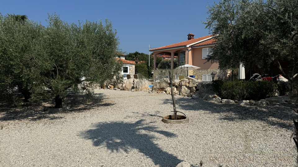 FREISTEHENDES HAUS MIT EINLIEGERWOHNUNG UND POOL - MEERBLICK&excl;