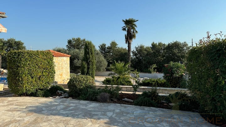 FREISTEHENDES HAUS MIT EINLIEGERWOHNUNG UND POOL - MEERBLICK&excl;