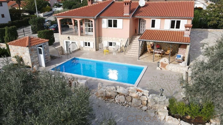 FREISTEHENDES HAUS MIT EINLIEGERWOHNUNG UND POOL - MEERBLICK&excl;
