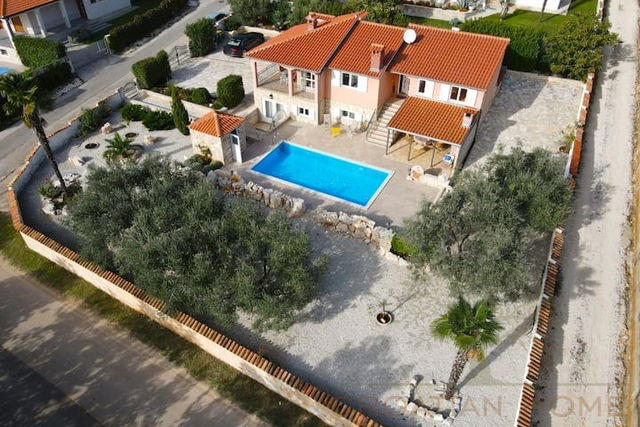FREISTEHENDES HAUS MIT EINLIEGERWOHNUNG UND POOL - MEERBLICK!
