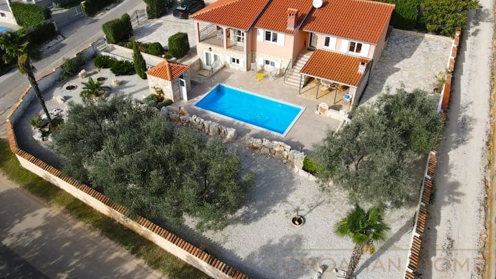 FREISTEHENDES HAUS MIT EINLIEGERWOHNUNG UND POOL - MEERBLICK&excl;