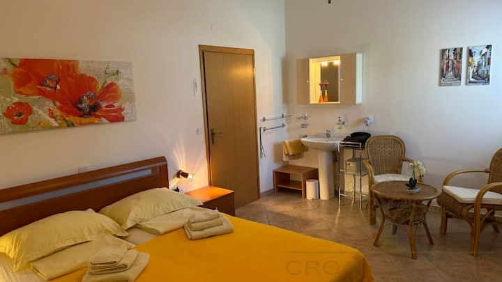 FREISTEHENDES HAUS MIT EINLIEGERWOHNUNG UND POOL - MEERBLICK&excl;