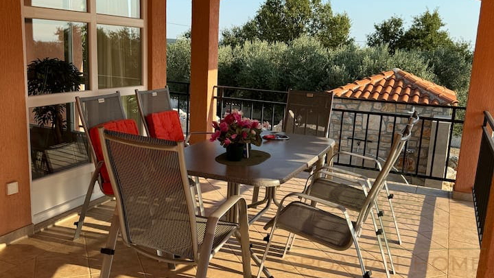 FREISTEHENDES HAUS MIT EINLIEGERWOHNUNG UND POOL - MEERBLICK&excl;