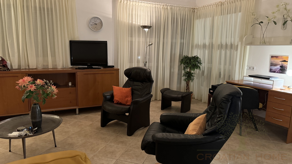 FREISTEHENDES HAUS MIT EINLIEGERWOHNUNG UND POOL - MEERBLICK&excl;