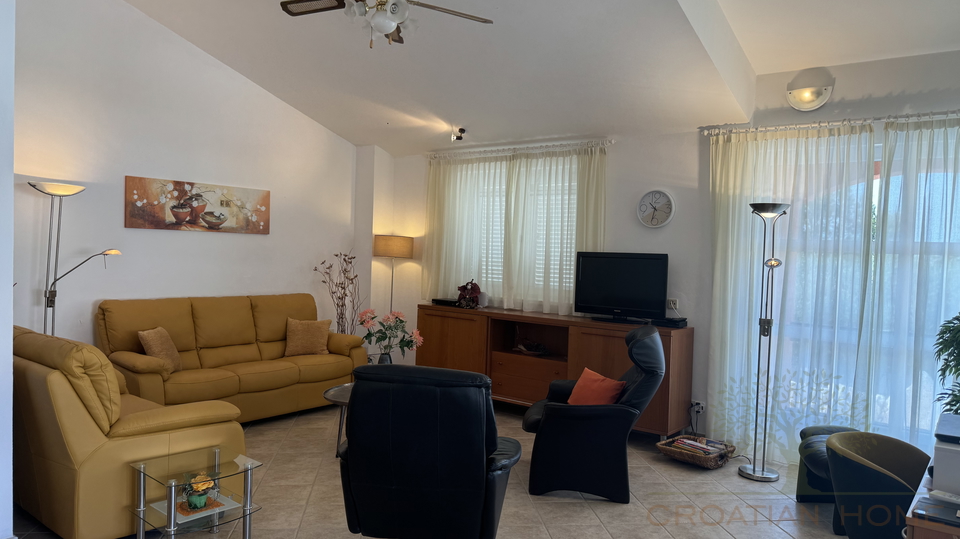 FREISTEHENDES HAUS MIT EINLIEGERWOHNUNG UND POOL - MEERBLICK&excl;