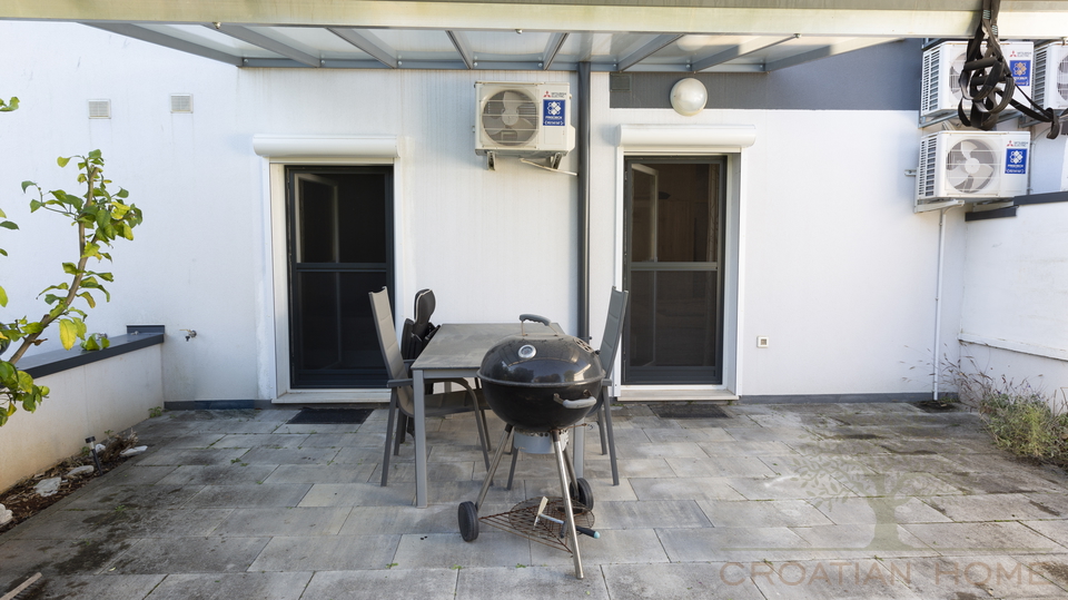 MOERNE WOHNUNG MIT BEHEIZTEM POOL