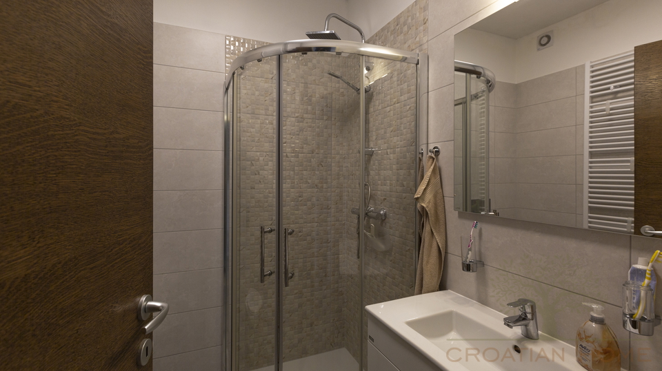 MOERNE WOHNUNG MIT BEHEIZTEM POOL