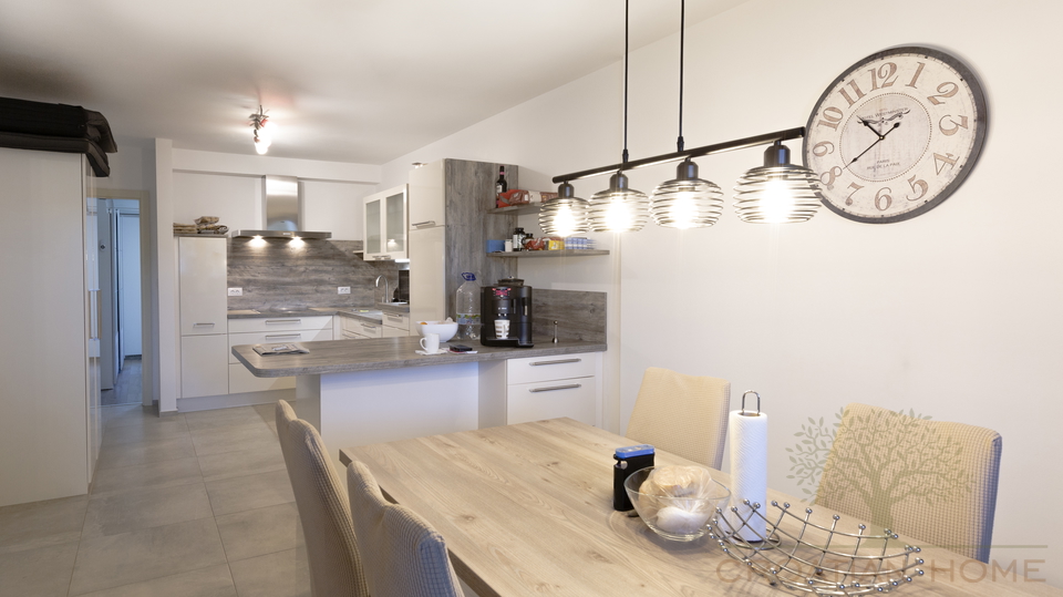 MOERNE WOHNUNG MIT BEHEIZTEM POOL