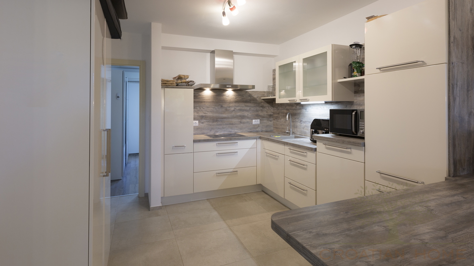 MOERNE WOHNUNG MIT BEHEIZTEM POOL