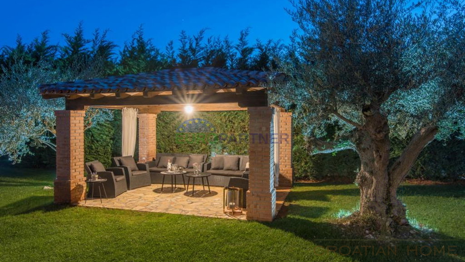 Sch&ouml;ne Steinvilla mit Pool und gro&szlig;em Garten