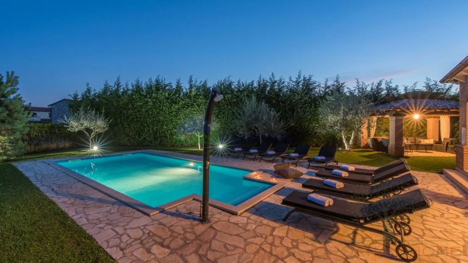 Sch&ouml;ne Steinvilla mit Pool und gro&szlig;em Garten