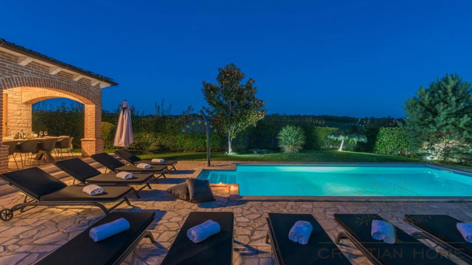 Sch&ouml;ne Steinvilla mit Pool und gro&szlig;em Garten