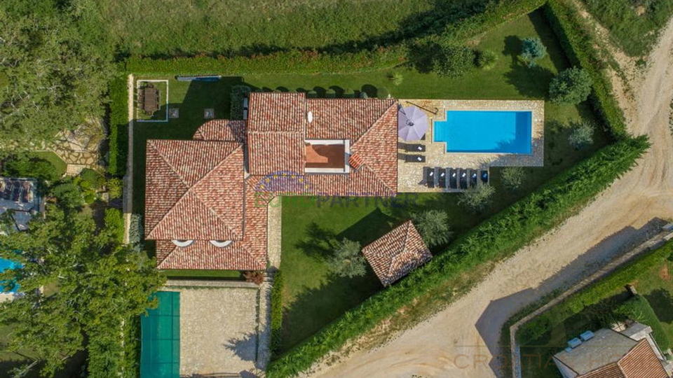 Sch&ouml;ne Steinvilla mit Pool und gro&szlig;em Garten