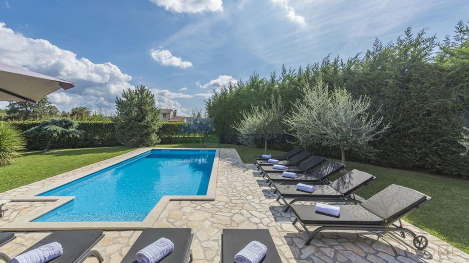 Sch&ouml;ne Steinvilla mit Pool und gro&szlig;em Garten
