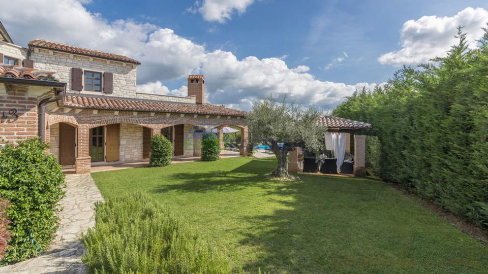 Sch&ouml;ne Steinvilla mit Pool und gro&szlig;em Garten