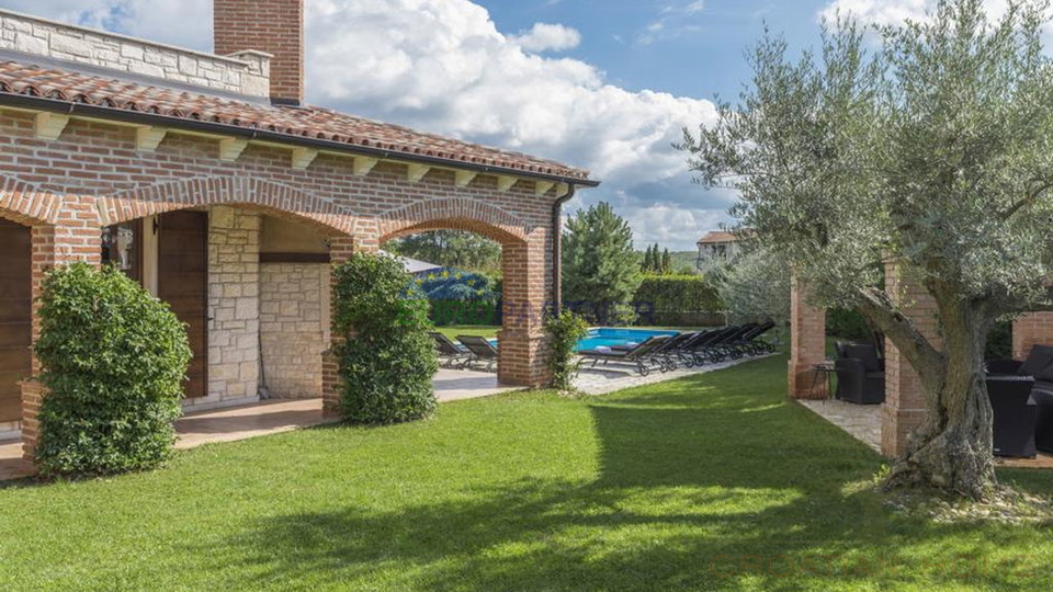 Sch&ouml;ne Steinvilla mit Pool und gro&szlig;em Garten