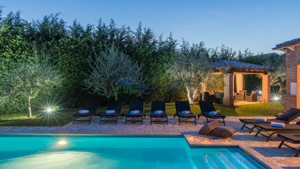 Sch&ouml;ne Steinvilla mit Pool und gro&szlig;em Garten
