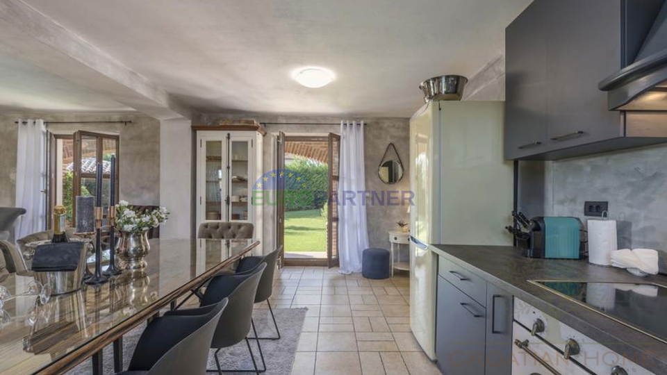 Sch&ouml;ne Steinvilla mit Pool und gro&szlig;em Garten
