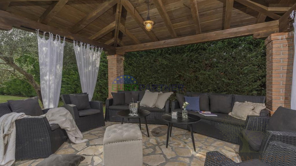 Sch&ouml;ne Steinvilla mit Pool und gro&szlig;em Garten