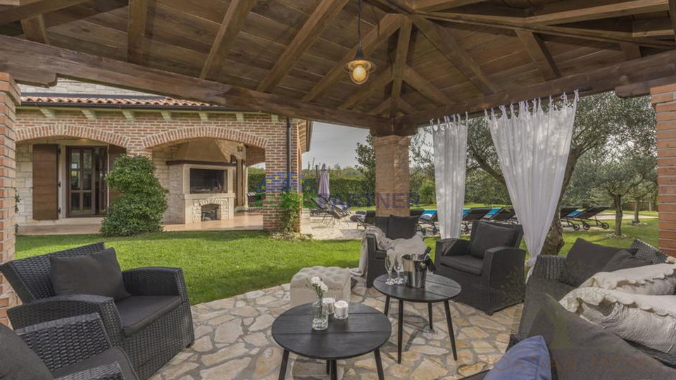 Sch&ouml;ne Steinvilla mit Pool und gro&szlig;em Garten