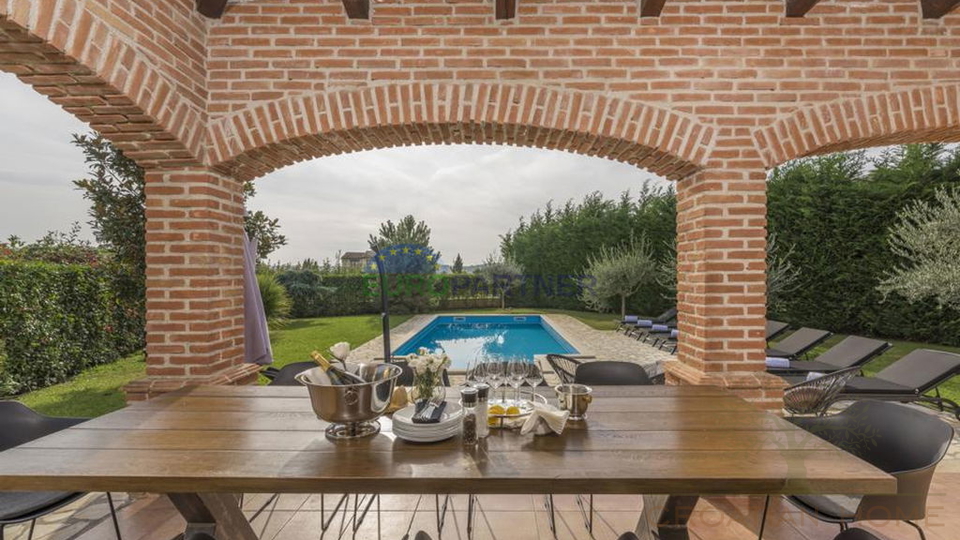 Sch&ouml;ne Steinvilla mit Pool und gro&szlig;em Garten