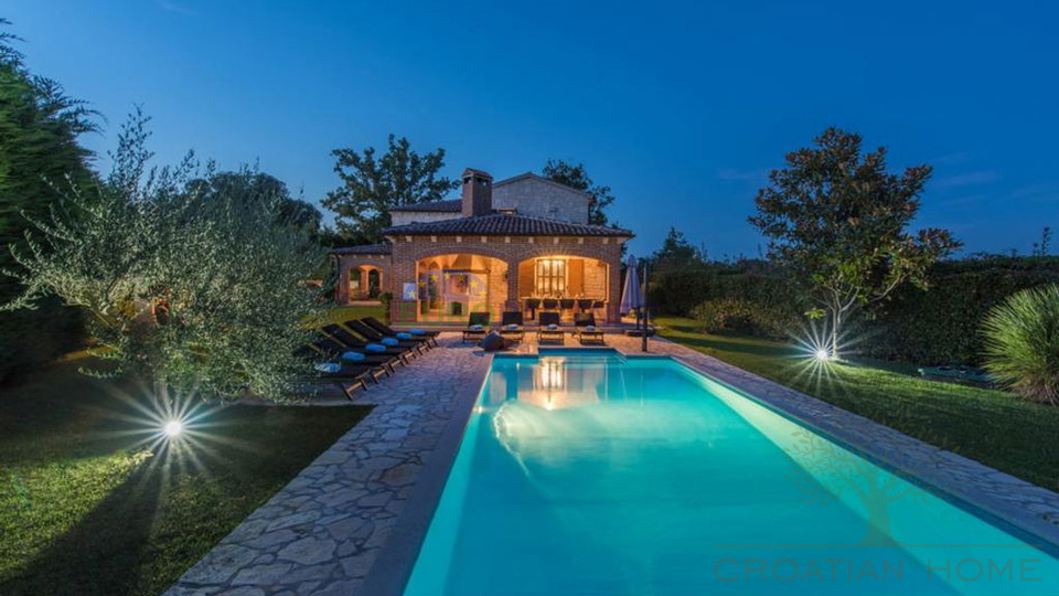 Sch&ouml;ne Steinvilla mit Pool und gro&szlig;em Garten