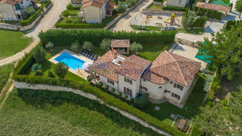 Sch&ouml;ne Steinvilla mit Pool und gro&szlig;em Garten