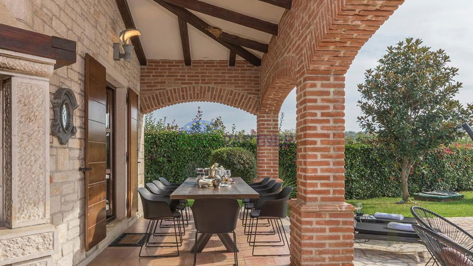 Sch&ouml;ne Steinvilla mit Pool und gro&szlig;em Garten