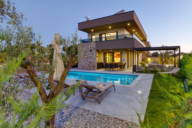 TOP VILLA MIT BEHEIZTEM POOL UND WELLNESS