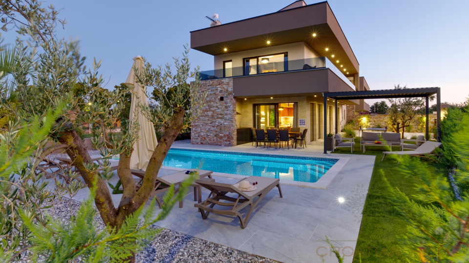 TOP VILLA MIT BEHEIZTEM POOL UND WELLNESS