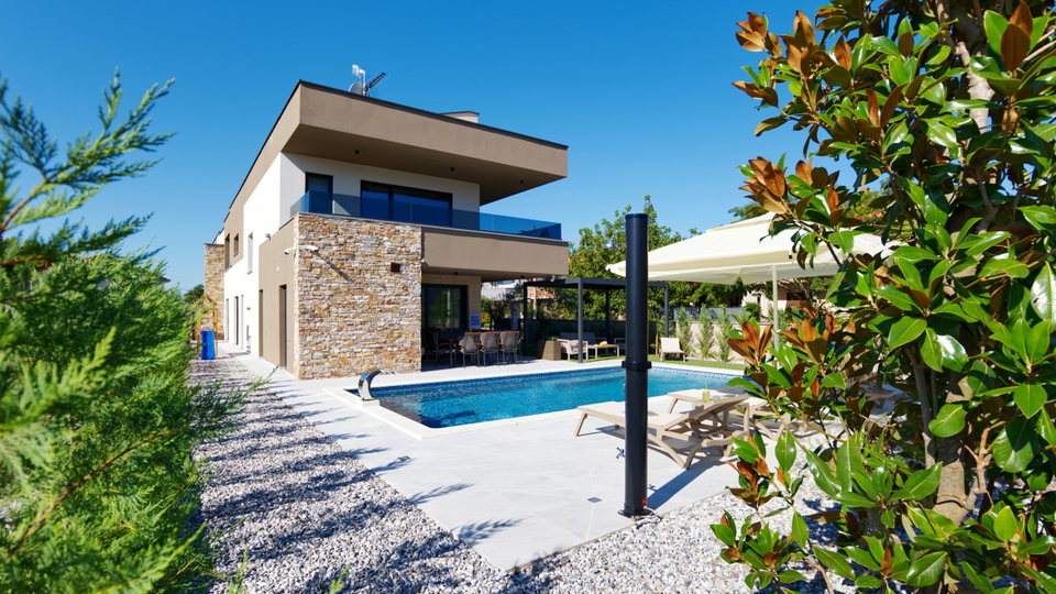 TOP VILLA MIT BEHEIZTEM POOL UND WELLNESS