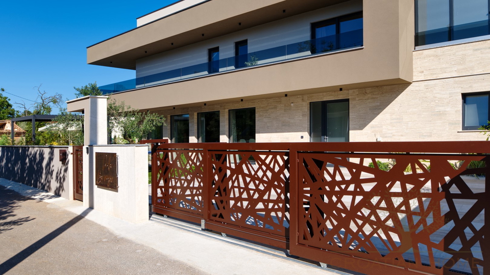 TOP VILLA MIT BEHEIZTEM POOL UND WELLNESS