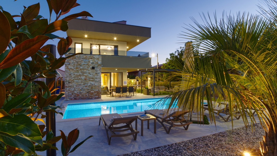 TOP VILLA MIT BEHEIZTEM POOL UND WELLNESS