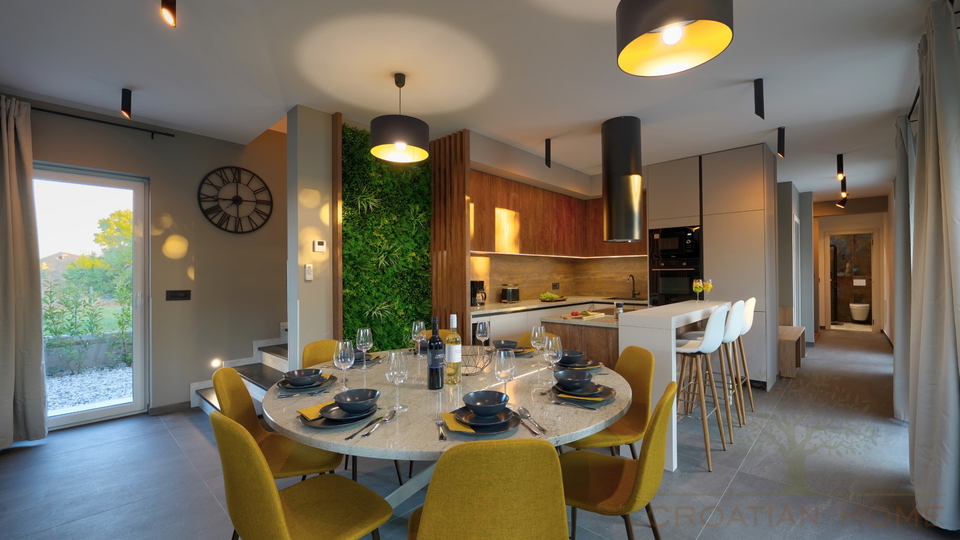 TOP VILLA MIT BEHEIZTEM POOL UND WELLNESS