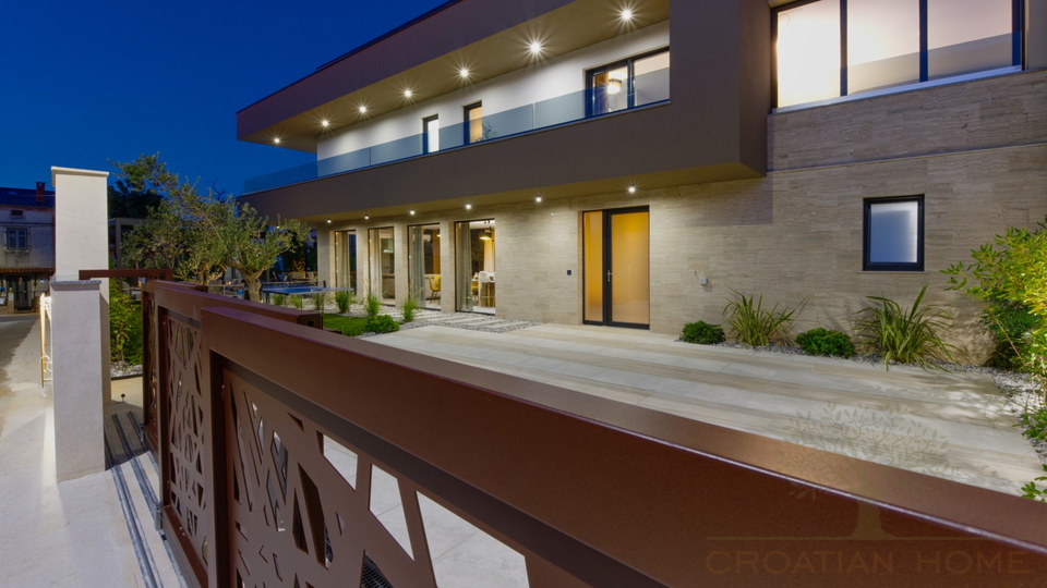 TOP VILLA MIT BEHEIZTEM POOL UND WELLNESS