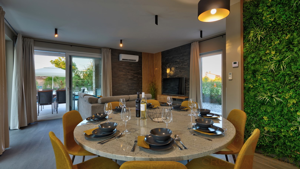 TOP VILLA MIT BEHEIZTEM POOL UND WELLNESS