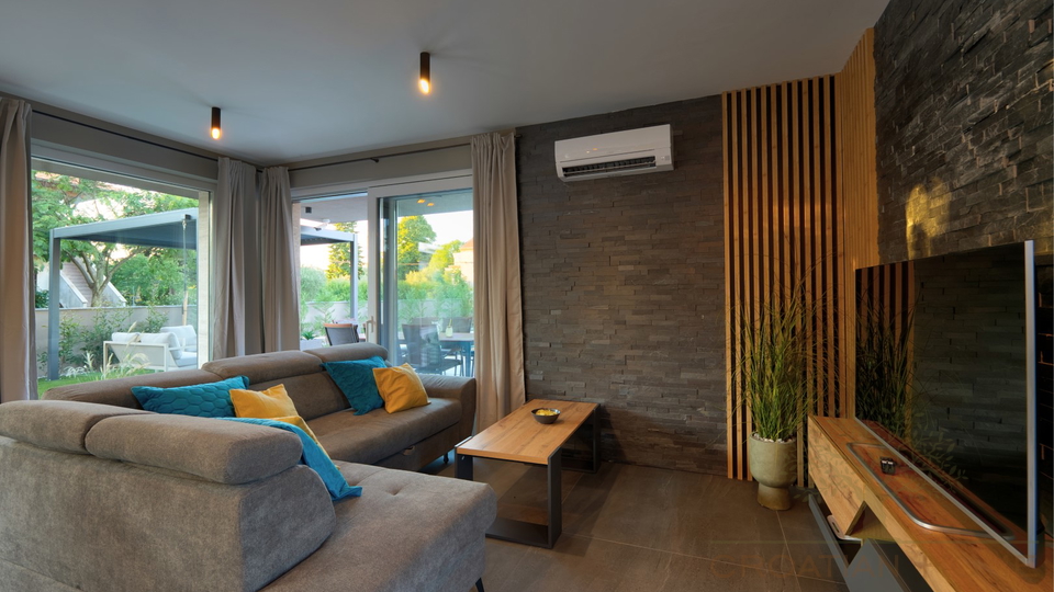 TOP VILLA MIT BEHEIZTEM POOL UND WELLNESS