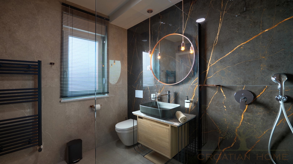 TOP VILLA MIT BEHEIZTEM POOL UND WELLNESS