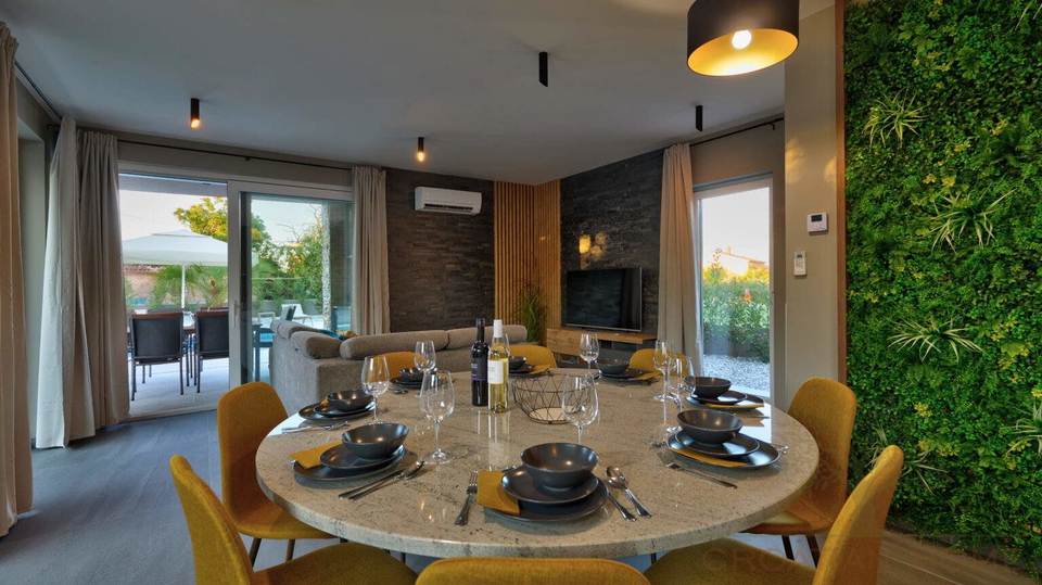 TOP VILLA MIT BEHEIZTEM POOL UND WELLNESS