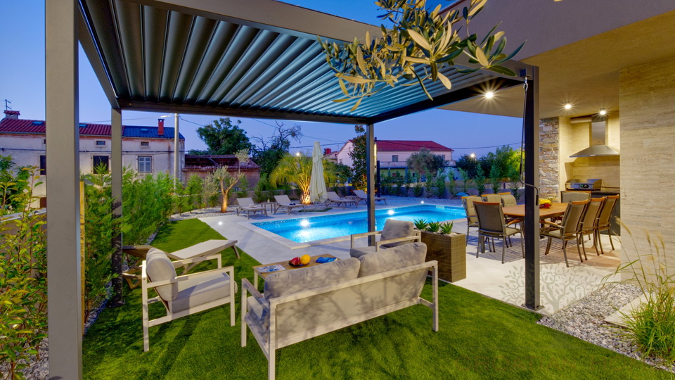 TOP VILLA MIT BEHEIZTEM POOL UND WELLNESS
