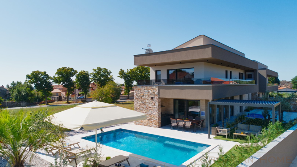 TOP VILLA MIT BEHEIZTEM POOL UND WELLNESS