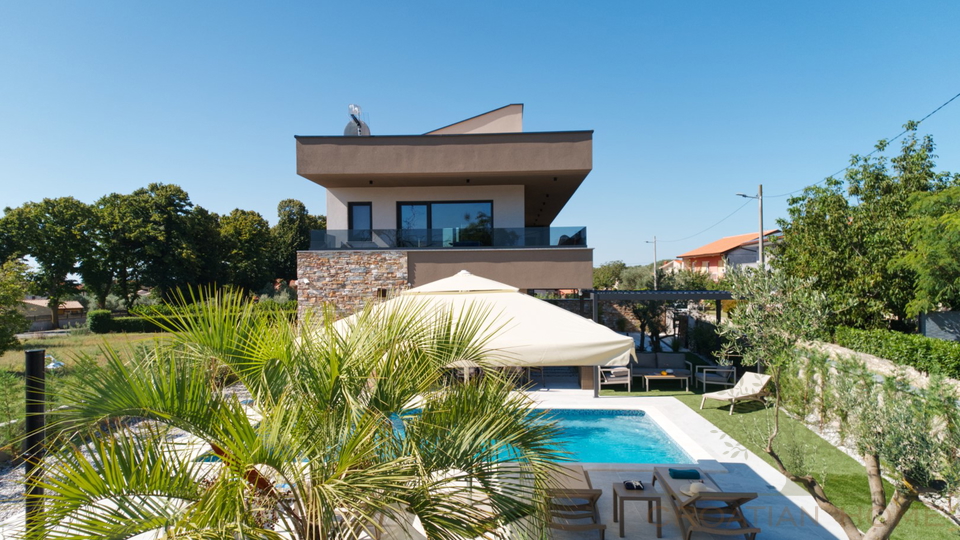 TOP VILLA MIT BEHEIZTEM POOL UND WELLNESS