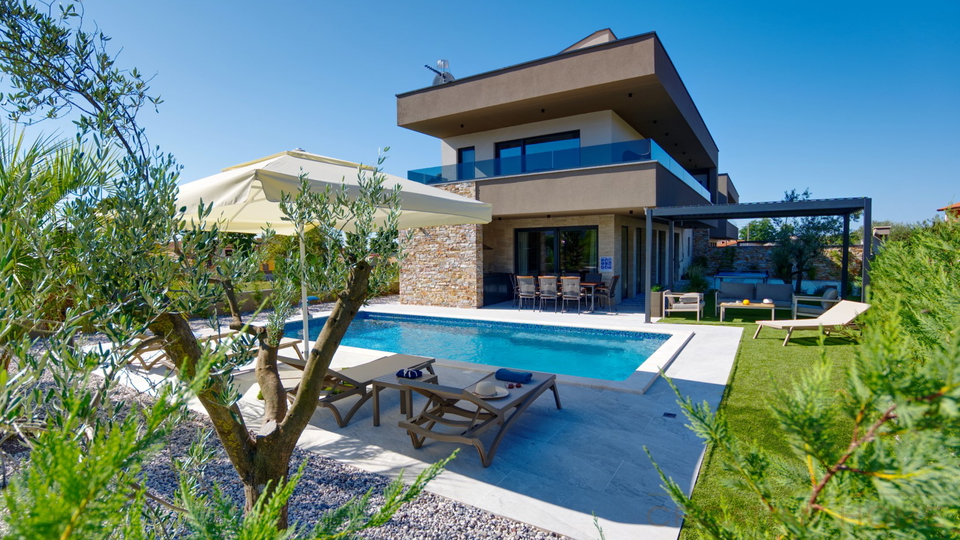 TOP VILLA MIT BEHEIZTEM POOL UND WELLNESS