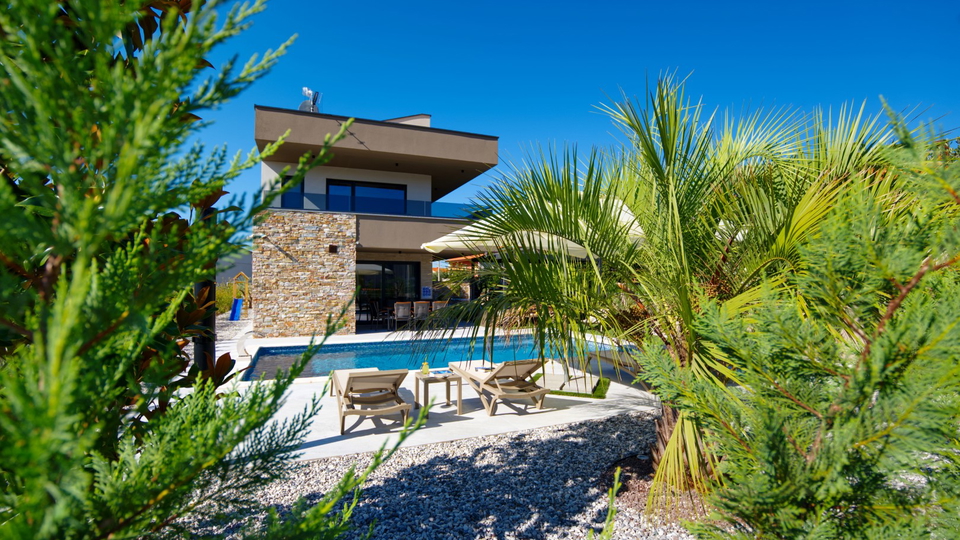 TOP VILLA MIT BEHEIZTEM POOL UND WELLNESS