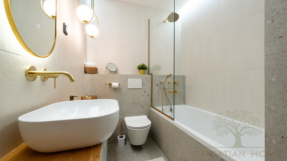 Wohnung mit beheiztem Pool und &uuml;berdachter Sommerk&uuml;che&comma; 200 m2 Garten und Meerblick&excl;