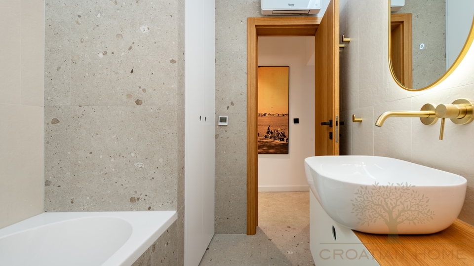 Wohnung mit beheiztem Pool und &uuml;berdachter Sommerk&uuml;che&comma; 200 m2 Garten und Meerblick&excl;