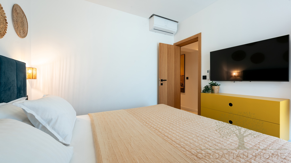 Wohnung mit beheiztem Pool und &uuml;berdachter Sommerk&uuml;che&comma; 200 m2 Garten und Meerblick&excl;