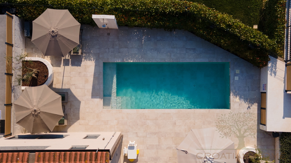 Wohnung mit beheiztem Pool und &uuml;berdachter Sommerk&uuml;che&comma; 200 m2 Garten und Meerblick&excl;