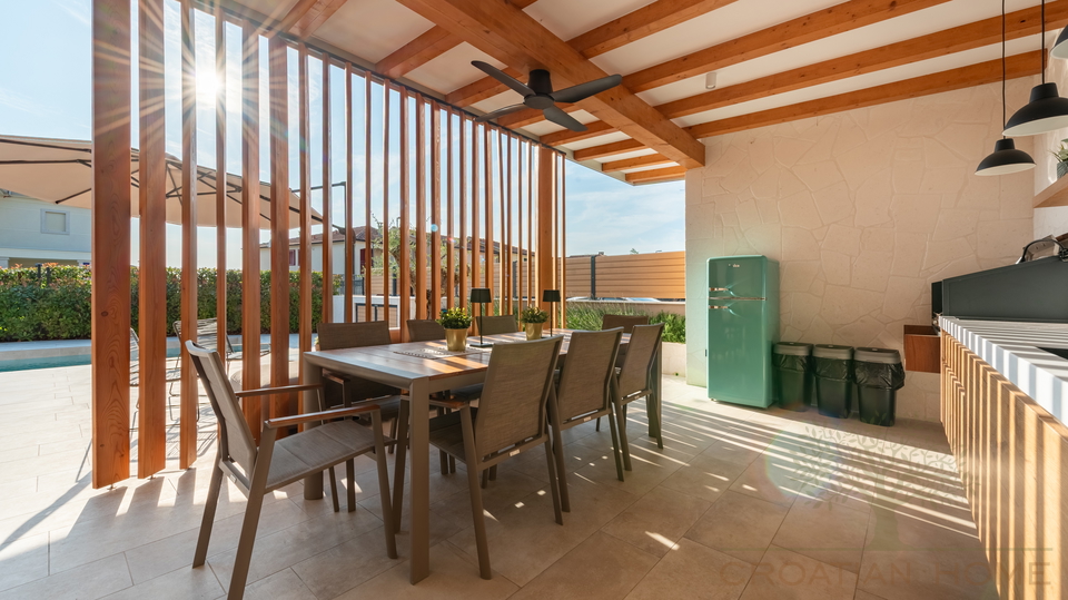 Wohnung mit beheiztem Pool und &uuml;berdachter Sommerk&uuml;che&comma; 200 m2 Garten und Meerblick&excl;